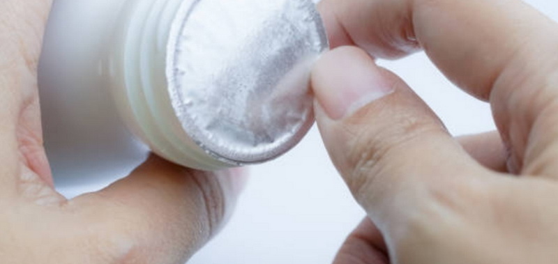 Comment appliquer correctement un joint d'induction pour les bouteilles et les bocaux en plastique?
